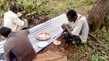 We provide lunch for the builders, psho (ground maize) and beans!